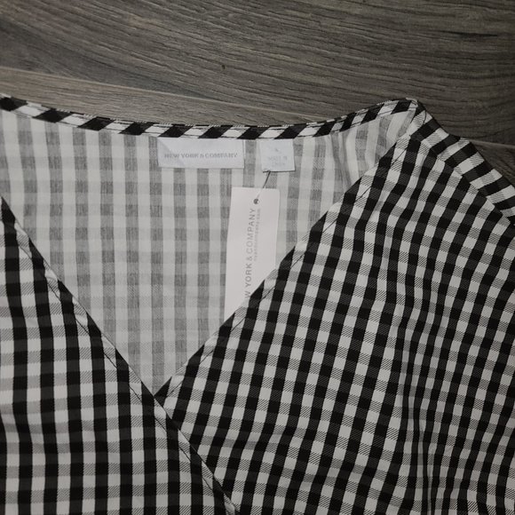 NWT New York & Company size S Gingham Wrap Tie Blouse Top Flare 3/4 sleeve - Picture 2 of 4